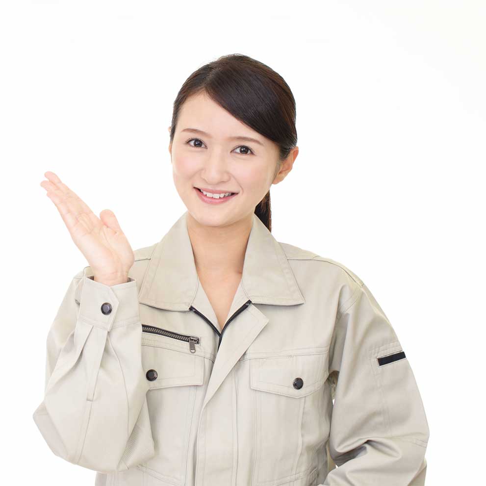 作業服で受付する女性